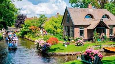 Giethoorn village of netherland with no roads and no pollution