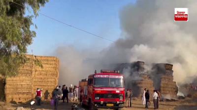 ਪਿੰਡ ਬਹਿਬਲ ਕਲਾਂ ’ਚ ਪਰਾਲੀ ਨੂੰ ਲੱਗੀ ਅੱਗ ’ਤੇ ਫ਼ਾਇਰ ਬ੍ਰਿਗੇਡ ਕਾਬੂ ਪਾਉਂਦੇ ਹੋਏ 