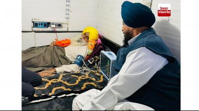 ਪ੍ਰਤਾਪ ਸਿੰਘ ਬਾਜਵਾ, ਕਿਸਾਨ ਆਗੂ ਜਗਜੀਤ ਸਿੰਘ ਡੱਲੇਵਾਲ ਨਾਲ ਮੁਲਾਕਾਤ ਕਰਦੇ ਹੋਏ