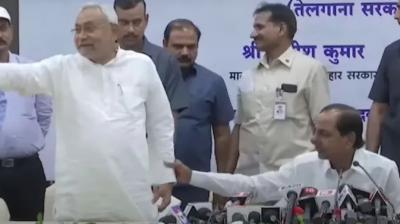 embarrassing conversation on stage between Nitish Kumar and KCR over the 2024 PM candidate