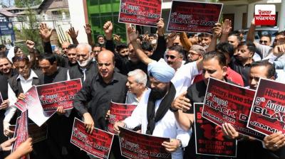 ਜੰਮੂ-ਕਸ਼ਮੀਰ 'ਚ ਸੂਬੇ ਦੇ ਦਰਜੇ ਦੀ ਮੰਗ ਨੂੰ ਲੈ ਕੇ ਸਿਆਸੀ ਪਾਰਟੀਆਂ ਸੜਕਾਂ 'ਤੇ ਉਤਰੀਆਂ, ਭਾਜਪਾ ਦੀ ਕੀਤੀ ਨਿੰਦਾ 