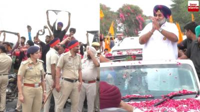 People raise black flags and slogans against Sukhbir Badal at Abohar 
