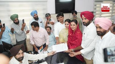 ਅੰਮ੍ਰਿਤਾ ਵੜਿੰਗ ਗਿੱਦੜਬਾਹਾ ਤੋਂ ਨਾਮਜ਼ਦਗੀ ਪੱਤਰ ਦਾਖ਼ਲ ਕਰਦੇ ਹੋਏ  