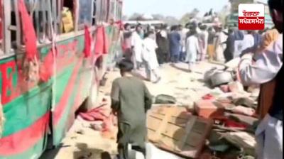 Bus full of pilgrims crashes in Pakistan