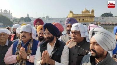 Manjinder Sirsa bows to the Golden Temple