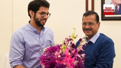 ਸ਼ਿਵ ਸੈਨਾ (ਯੂਬੀਟੀ) ਦੇ ਨੇਤਾ ਆਦਿੱਤਿਆ ਠਾਕਰੇ ਅਰਵਿੰਦ ਕੇਜਰੀਵਾਲ ਨਾਲ ਮੁਲਾਕਾਤ ਕਰਦੇ ਹੋਏ