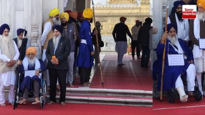 Sukhbir Badal and Sukhdev Dhindsa serving at Sri Darbar Sahib with a plaque around their neck and a spear in their hands.