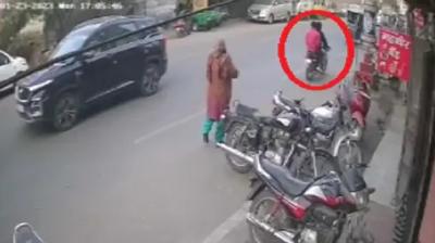 The robbers' spirits are high: They escaped by snatching the neck of a woman on the road.