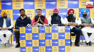 ਆਪ ਪੰਜਾਬ ਦੇ ਨਵ-ਨਿਯੁਕਤ ਪੰਜਾਬ ਪ੍ਰਧਾਨ ਅਮਨ ਅਰੋੜਾ ਪੱਤਰਕਾਰਾਂ ਨਾਲ ਗੱਲਬਾਤ ਕਰਦੇ ਹੋਏ 