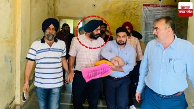 ਵਿਜੀਲੈਂਸ ਟੀਮ ਤਹਿਸੀਲਦਾਰ ਨੂੰ ਕਾਬੂ ਕਰਕੇ ਲਿਜਾਂਦੀ ਹੋਈ 