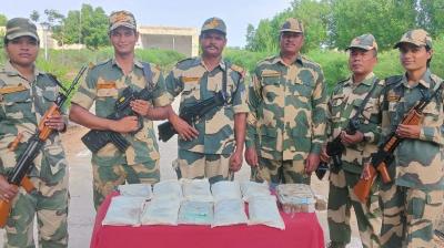 BSF ਵਲੋਂ ਸ਼ੱਕੀ ਨਸ਼ੀਲੇ ਪਦਾਰਥਾਂ ਦੇ 11 ਪੈਕੇਟ ਕੀਤੇ ਗਏ ਬਰਾਮਦ 