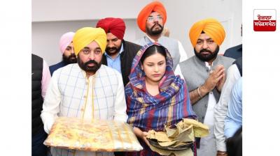  ਹੋਲੇ-ਮਹੱਲੇ ਮੌਕੇ ਤਖ਼ਤ ਸ੍ਰੀ ਕੇਸਗੜ੍ਹ ਸਾਹਿਬ ਵਿਖੇ ਸੀਐਮ ਭਗਵੰਤ ਮਾਨ ਤੇ ਡਾ. ਗੁਰਪ੍ਰੀਤ ਕੌਰ ਹੋਏ ਨਤਮਸਤਕ 