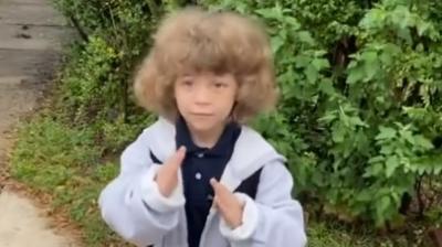 little boy did a cute dance at the bus stop, the video was done minutes and seconds