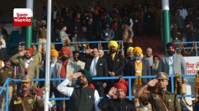 ਗਣਤੰਤਰ ਦਿਵਸ ਮੌਕੇ ਕੈਬਨਿਟ ਮੰਤਰੀ ਕੁਲਦੀਪ ਸਿੰਘ ਧਾਲੀਵਾਲ ਨੇ ਗੁਰਦਾਸਪੁਰ ’ਚ ਕੌਮੀ ਝੰਡਾ ਲਹਿਰਾਉਂਦੇ ਹੋਏ 