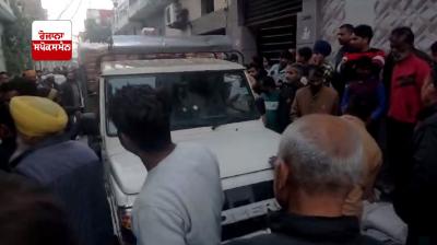 ਹਾਦਸੇ ਤੋਂ ਬਾਅਦ ਗਲੀ ’ਚ ਲੋਕਾਂ ਦਾ ਹੋਇਆ ਇਕੱਠ