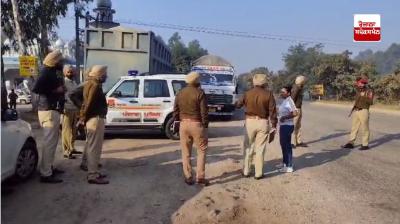 ਪੁਲਿਸ ਮੁਲਾਜ਼ਮ ਕਾਰਵਾਈ ਕਰਦੇ ਹੋਏ 