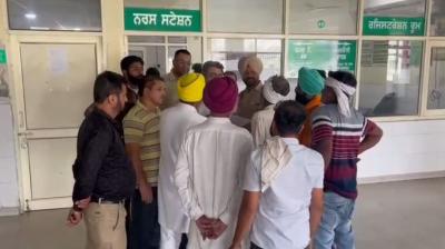 ਹਸਪਤਾਲ ਵਿੱਚ ਪੁਲਿਸ ਮੁਲਾਜ਼ਮ ਕਰਵਾਈ ਕਰਦੇ ਹੋਏ  