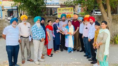 ਜੈਸਮੀਨ ਕੌਰ ਨੂੰ ਸਨਮਾਨਿਤ ਕਰਦੇ ਹੋਏ ਤਸਵੀਰ 