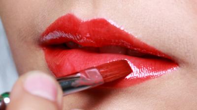 Mixing intoxicant chocolate in lipstick