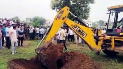 Two-and-a-half-year-old innocent girl fell into 600 feet deep borewell in Dausa, rescue operation continues