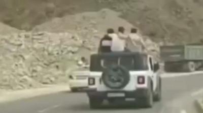 ਕਾਰ 'ਚ ਖਤਰਨਾਕ ਸਟੰਟ ਕਰਦੇ ਹੋਏ ਨੌਜਵਾਨ  