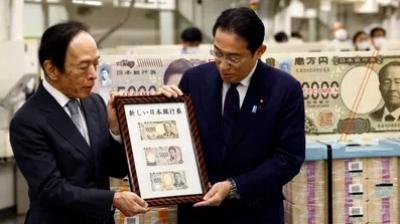 ਨਵੇਂ ਬੈਂਕ ਨੋਟ ਜਾਰੀ ਕਰਦੇ ਹੋਏ ਤਸਵੀਰ