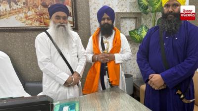 Giani Raghbir Singh honored Jathedar Giani Kuldeep Singh Gargajj with a siropa
