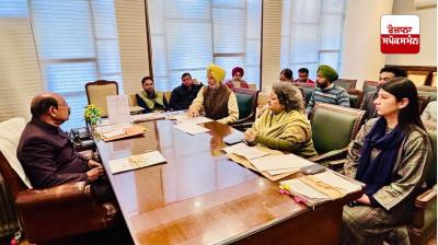 ਮੋਹਿੰਦਰ ਭਗਤ ਅਧਿਕਾਰੀਆਂ ਨਾਲ ਮੀਟਿੰਗ ਕਰਦੇ ਹੋਏ 