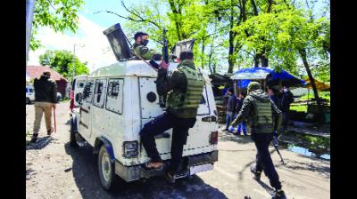 ਹੰਦਵਾੜਾ ਵਿਚ ਸੁਰੱਖਿਆ ਬਲਾਂ ਦੇ ਜਵਾਨ, ਆਤਿਵਾਦੀਆਂ ਨੂੰ ਮੁਕਾਬਲੇ ਦੌਰਾਨ ਮਾਰਨ ਤੋਂ ਬਾਅਦ ਵਾਪਸ ਜਾਂਦੇ ਹੋਏ।