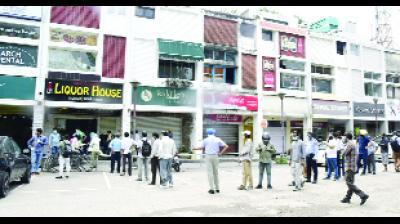 ਚੰਡੀਗੜ੍ਹ : ਠੇਕਿਆਂ 'ਤੇ ਲੱਗੀਆਂ ਲੰਮੀਆਂ ਕਤਾਰਾਂ, ਕੋਰੋਨਾ ਮਰੀਜ਼ 102 ਹੋਏ