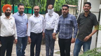 SDO caught taking bribe of 2 lakh rupees by Vigilance