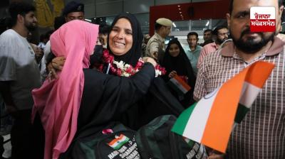290 Indian students return to Delhi from Iran