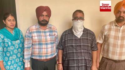 Excise department servant caught by vigilance taking Rs 10000 bribe