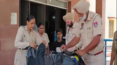 ਪੁਲਿਸ ਚੈਕਿੰਗ  ਕਰਦੀ ਹੋਈ  