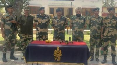  BSF ਦੇ ਜਵਾਨ ਜਾਣਕਾਰੀ ਦਿੰਦੇ ਹੋਏ 