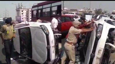 ਕਾਰ ਡਿਵਾਈਡਰ ਨਾਲ ਟਕਰਾ ਕੇ ਪਲਟੀ