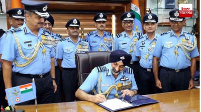 ਏਅਰ ਮਾਰਸ਼ਲ ਏਪੀ ਸਿੰਘ ਨਵੇਂ ਹਵਾਈ ਸੈਨਾ ਮੁਖੀ ਵਜੋਂ ਅਹੁਦਾ ਸੰਭਾਲਦੇ ਹੋਏ 