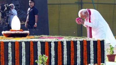 Before the swearing-in ceremony, PM Modi bowed to Bapu and Atal Bihari Vajpayee