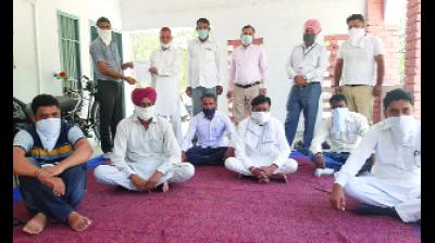 ਬਲਾਕ ਸਿਖਿਆ ਅਧਿਕਾਰੀ ਬੜਾਗੁੜਾ ਨੂੰ ਮੰਗ ਪੱਤਰ ਦਿੰਦੇ ਹੋਏ ਅਧਿਆਪਕ।