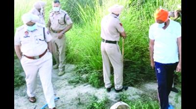 ਛਾਪਮਾਰੀ ਕਰਦੀ ਹੋਈ ਪੁਲਿਸ ਪਾਰਟੀ।