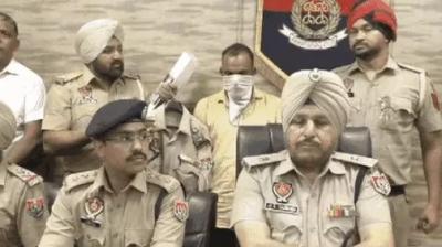 ਪੁਲਿਸ ਅਧਿਕਾਰੀ ਮੁਲਜ਼ਮ ਬਾਰੇ ਜਾਣਕਾਰੀ ਦਿੰਦੇ ਹੋਏ 