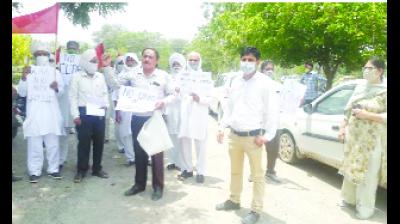 ਖੱਬੇ ਪੱਖੀ ਆਗੂ ਭਾਜਪਾ ਦੀਆਂ ਲੋਕ ਵਿਰੋਧੀ ਨੀਤੀਆਂ ਵਿਰੁਧ ਸਿਰਸਾ 'ਚ ਪ੍ਰਦਰਸ਼ਨ ਕਰਦੇ ਹੋਏ।