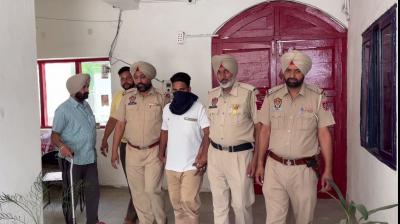 ਪੁਲਿਸ ਮੁਲਜ਼ਮ ਨੂੰ ਗ੍ਰਿਫ਼ਤਾਰ ਕਰਕੇ ਲਿਜਾਂਦੇ ਹੋਏ 