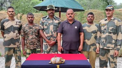 2.865 heroin dropped by Pakistan