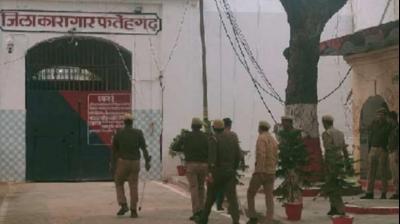  30 policemen injured after inmates resort to arson in UP jail