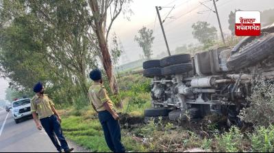  ਜਲੰਧਰ ’ਚ ਬੇਕਾਬੂ ਕੈਂਟਰ ਦਰੱਖਤ ਨਾਲ ਟਕਰਾ ਕੇ ਪਲਟਿਆ, ਡਰਾਈਵਰ ਦੀ ਮੌਤ