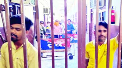 ਬਠਿੰਡਾ ਸ਼ਹਿਰ 'ਚ ਸਥਿਤ ਐਲਾਨੀ ਓਪਨ ਜੇਲ੍ਹ ਐਸ.ਐਸ.ਡੀ ਸਕੂਲ 'ਚ ਬੰਦ ਕੀਤੇ ਹੋਏ ਕਰਫ਼ੀਊ ਦੀ ਉਲੰਘਣਾ ਕਰਨ ਵਾਲੇ।  ਫ਼ੋਟੋ : ਇਕਬਾਲ ਸਿੰਘ। 