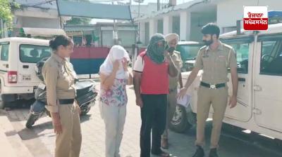  ਪੁਲਿਸ ਆਰੋਪੀਆਂ ਨੂੰ ਕਾਬੂ ਕਰਕੇ ਲਿਜਾਂਦੀ ਹੋਈ 