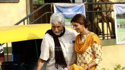 Amitabh Bachchan enjoys auto ride 