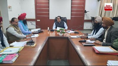 ਡਿਪਟੀ ਕਮਿਸ਼ਨਰ ਵਿਸ਼ੇਸ਼ ਸਾਰੰਗਲ ਵੱਖ- ਵੱਖ ਵਿਭਾਗਾਂ ਦੇ ਜ਼ਿਲ੍ਹਾ ਅਧਿਕਾਰੀਆਂ ਨਾਲ ਮੀਟਿੰਗ ਕਰਦੇ ਹੋਏ 